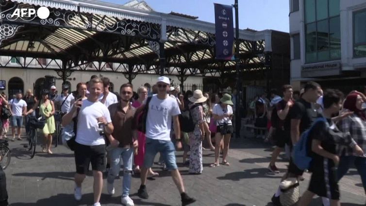 Regno Unito, caldo record: gli inglesi affollano le spiagge di Brighton