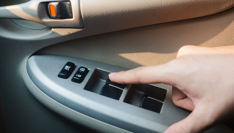 Risparmia benzina con il trucco poco conosciuto dei finestrini