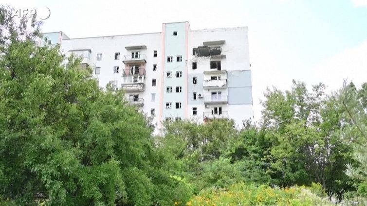 Ucraina, missile su Kharkiv: la polizia ispeziona l'area colpita