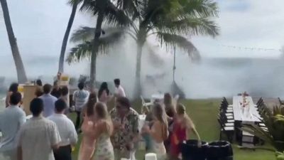 L'onda anomala travolge il matrimonio