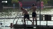 Caldo record in Gran Bretagna, londinesi fanno un tuffo nel lago di Hyde Park