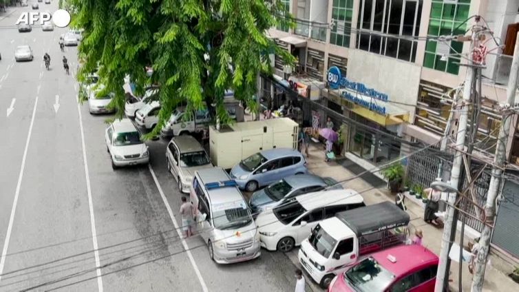 Myanmar, cittadini suonano clacson per rendere omaggio all'eroe dell'indipendenza
