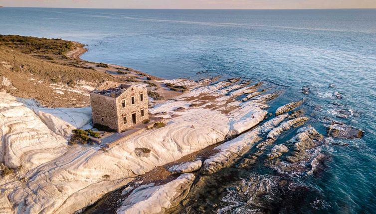 Punta Bianca: una spiaggia da sogno simile alla Scala dei Turchi