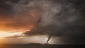 Allarme tornado in Italia, cosa fare se ne incontri uno