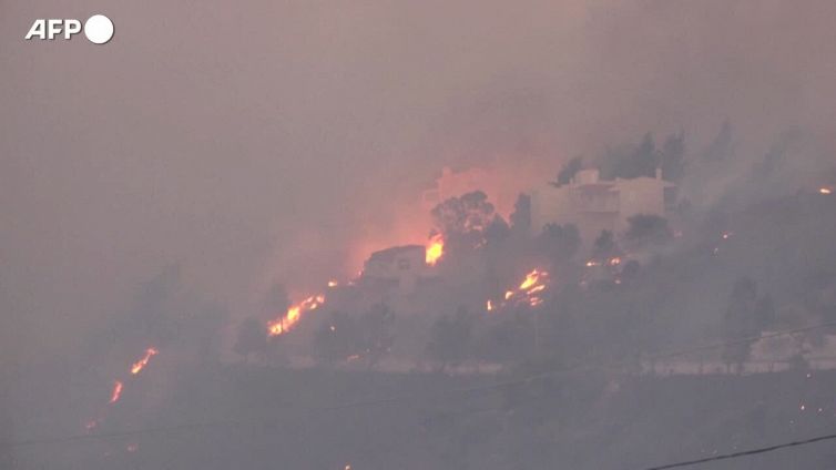 Grecia, l'incendio a nord di Atene raggiunge le abitazioni