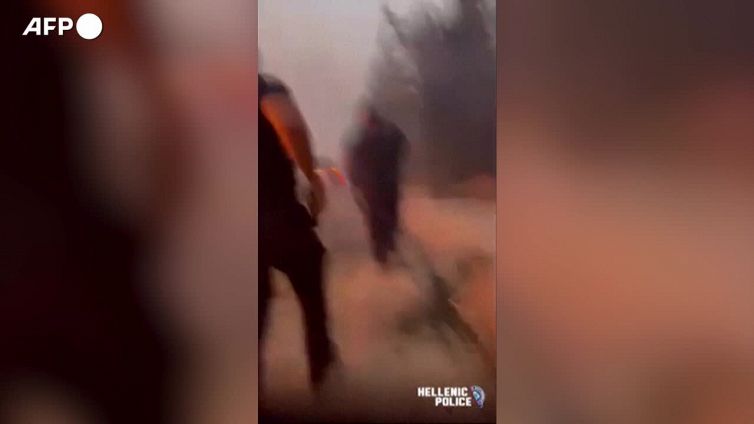 Grecia, incendio sul monte Pentelico: la polizia evacua i residenti
