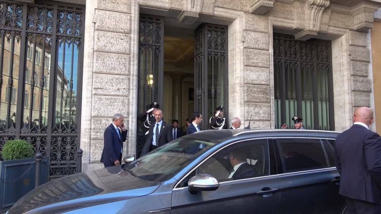 Governo, Draghi lascia il Senato: "Presidente non ci abbandoni", urlano i passanti
