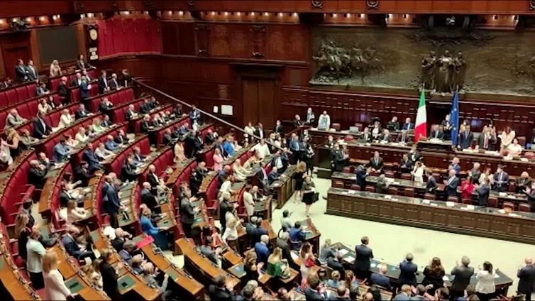 Draghi entra nell'Aula della Camera, standing ovation del centrosinistra