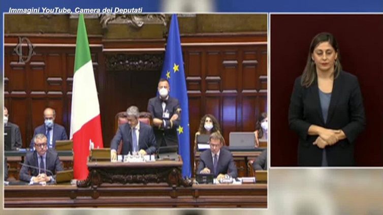 Draghi commosso alla Camera: "Certe volte anche i banchieri centrali usano il cuore"