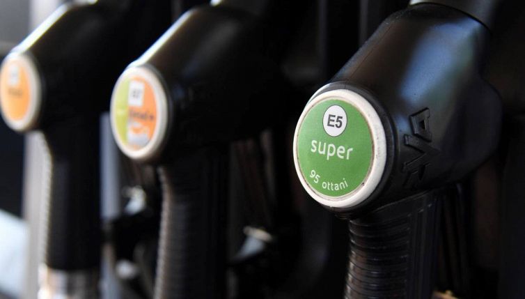 Caro benzina, la decisione sul taglio delle accise
