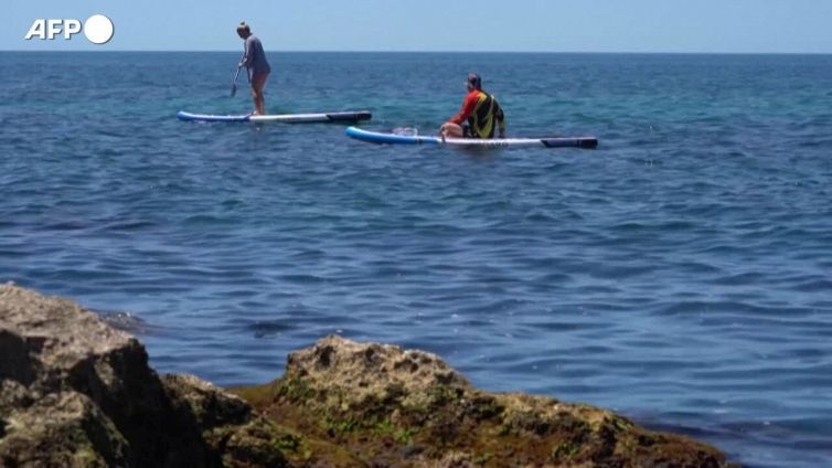 Russi in vacanza in Crimea e in cielo sfrecciano i caccia