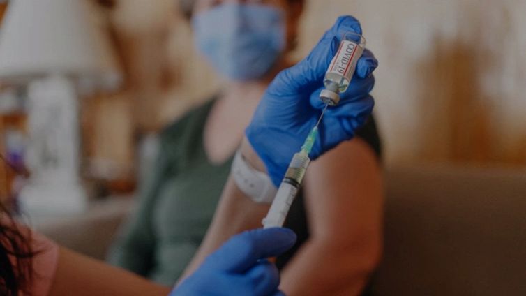 Vaccino Covid: l'effetto collaterale che riguarda le donne