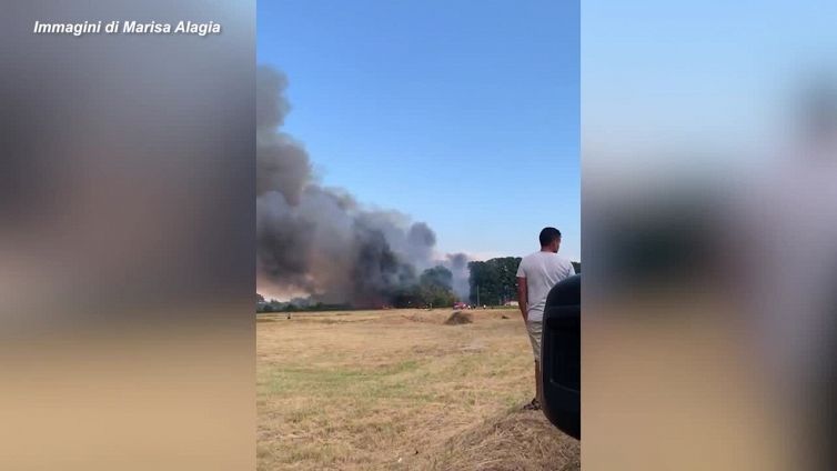 Incendio tra Brianza e Varesotto, colonna di fumo nero