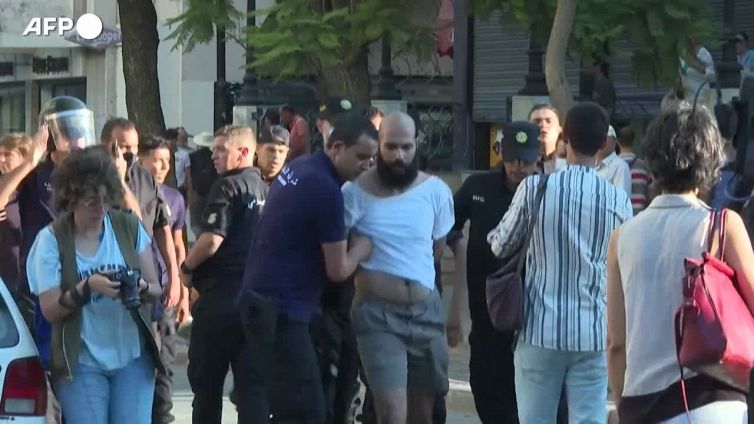 Tunisia, proteste contro la riforma costituzionale: scontri manifestanti-polizia