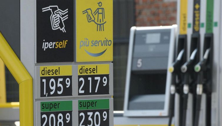 Benzina, dove sono gli erogatori che parlano in dialetto