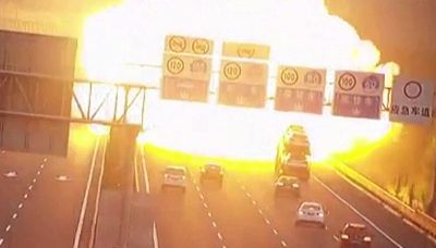 Esplode un camion: inferno in autostrada