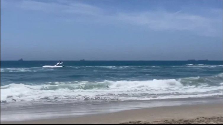 Aereo si schianta in mare a due passi dalla riva