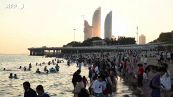 Cina, ondata di caldo record: in centinaia si riversano sulla spiaggia a Xiamen