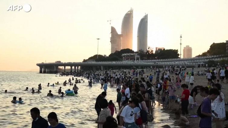 Cina, ondata di caldo record: in centinaia si riversano sulla spiaggia a Xiamen