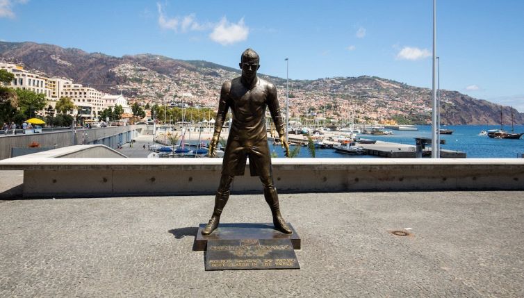 Statua di Cristiano Ronaldo: il particolare che fa discutere