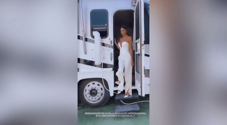 Belen, una sirena con Luna Marì. E veste di bianco al lavoro: il video su Instagram