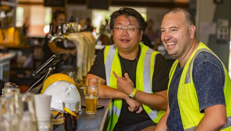Finisce il turno di notte e va al bar: la sorpresa che gli cambia la vita