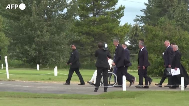 Il Papa prega in silenzio al cimitero indigeno in Canada