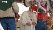 Capo nativi dona al papa copricapo indigeno canadese