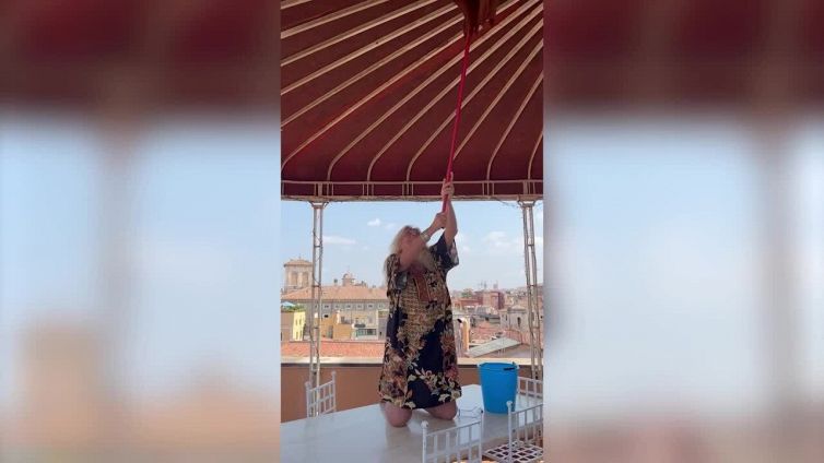 Mara Venier, pulizie di fine luglio sul terrazzo