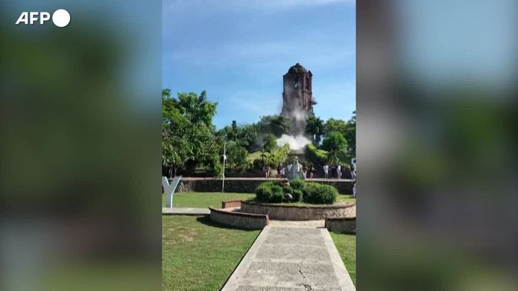 Terremoto nelle Filippine, la forte scossa fa crollare pezzi della Bantay Bell Tower