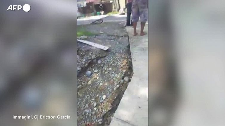 Terremoto nelle Filippine, danni e crepe sulle strade nel villaggio di Palao