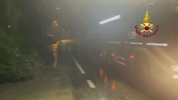 Maltempo, forte grandinata nel Lodigiano: danni ingenti a tetti, auto e alberi