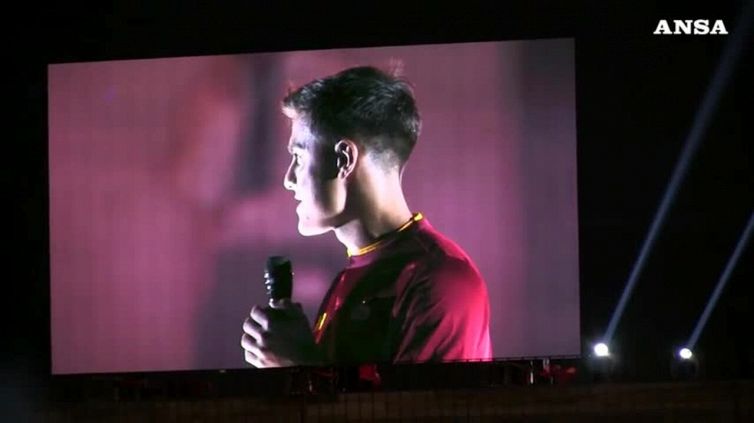 Dybala, l'As Roma presenta il campione argentino davanti a migliaia di tifosi giallorossi