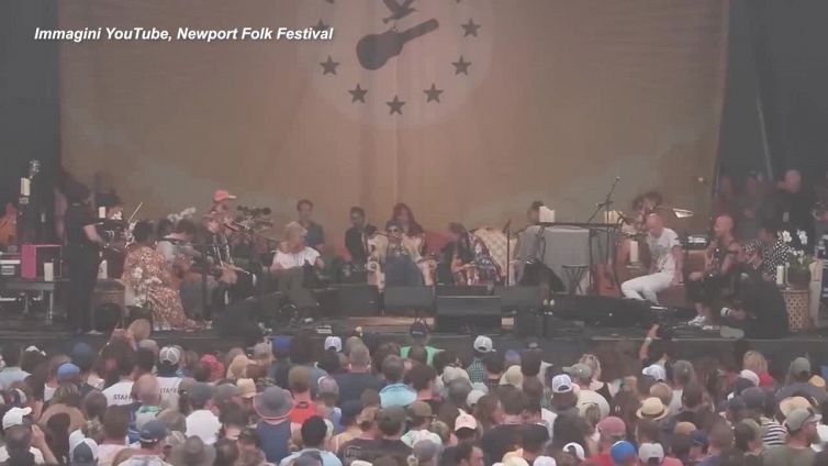 Joni Mitchell canta di nuovo, sul palco a Newport