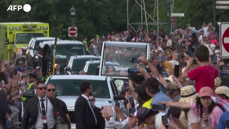 Il Papa arriva a Quebec City: folla ad attenderlo