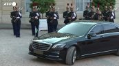 Francia, Macron accoglie con lunga stretta di mano il principe saudita