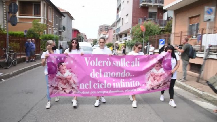 Bimba morta: palloncini e striscione ai funerali di Diana