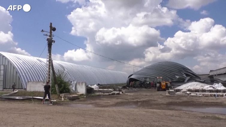 Ucraina, setacciate tonnellate di grano per separarlo da detriti e frammenti di razzi russi