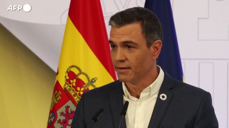 "Via la cravatta, salviamo energia": Sanchez da' l'esempio