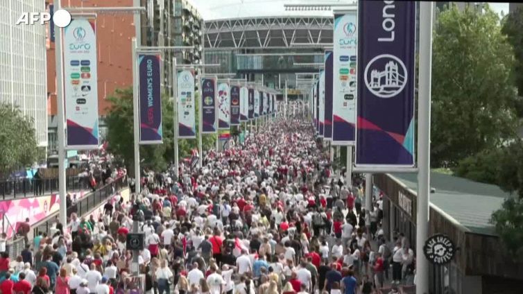 Europei di calcio femminili, fiumana di tifosi al Wembley Stadium per la finale