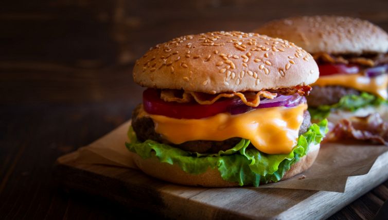 Evita di mettere il formaggio nel panino con l’hamburger: perché