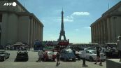 Centinaia di auto d'epoca sfilano per le strade di Parigi