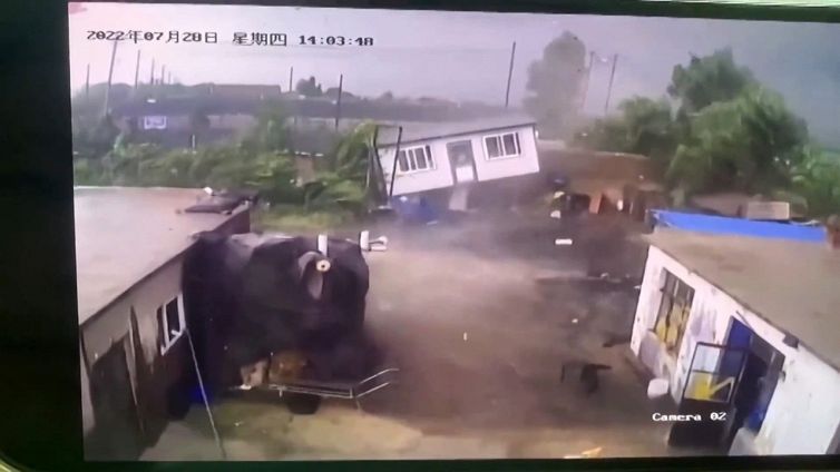 Il tornado è terrificante: la casa è spazzata via