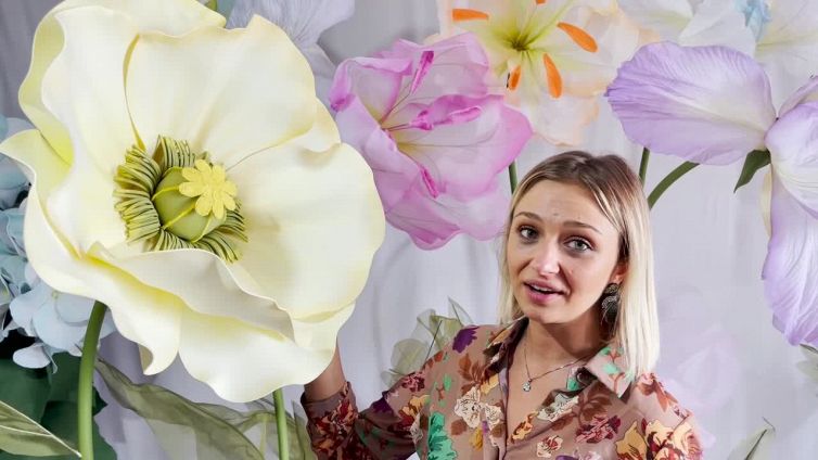 L'imprenditrice e artista: "Ai social devo il successo dei miei fiori giganti "