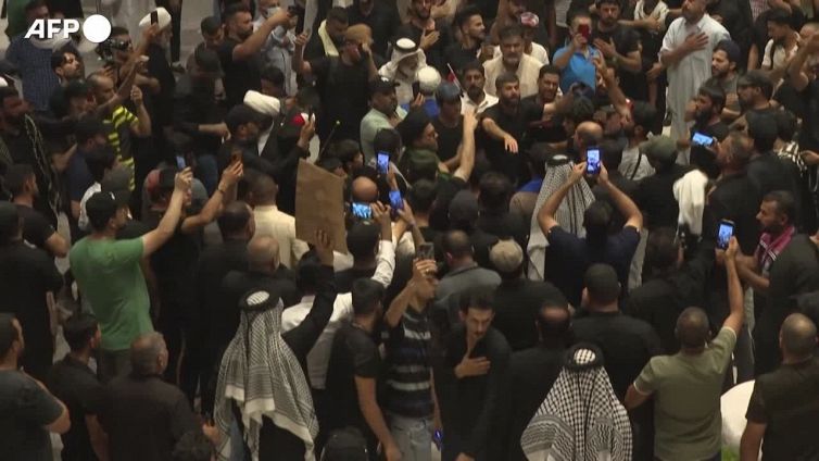 Baghdad, i sostenitori di Sadr occupano il parlamento iracheno per il quarto giorno