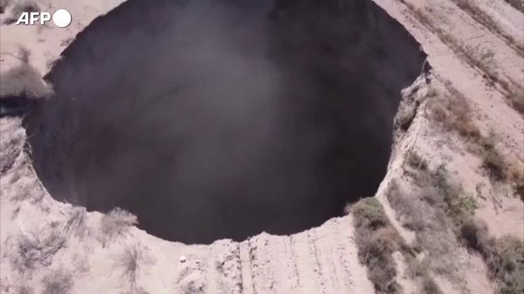 Cile: si apre un'enorme voragine nel deserto
