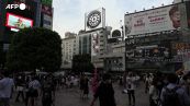 Tokyo, un gigantesco cane 3d salta tra i cartelloni pubblicitari della citta'