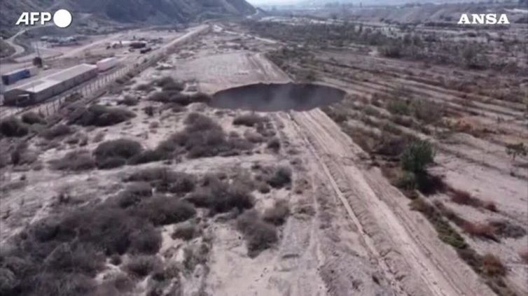 Cile, si apre un'enorme voragine nel deserto