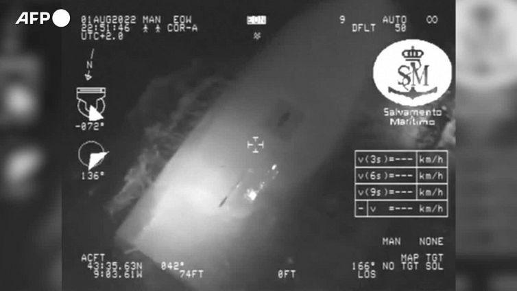 Spagna, sopravvive 16 ore sotto una barca capovolta nell'Oceano Atlantico