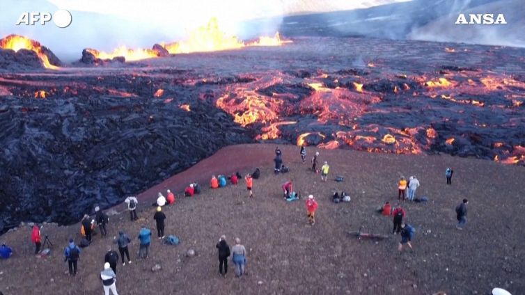 Fuoco e lava: l'eruzione vulcanica è spettacolare
